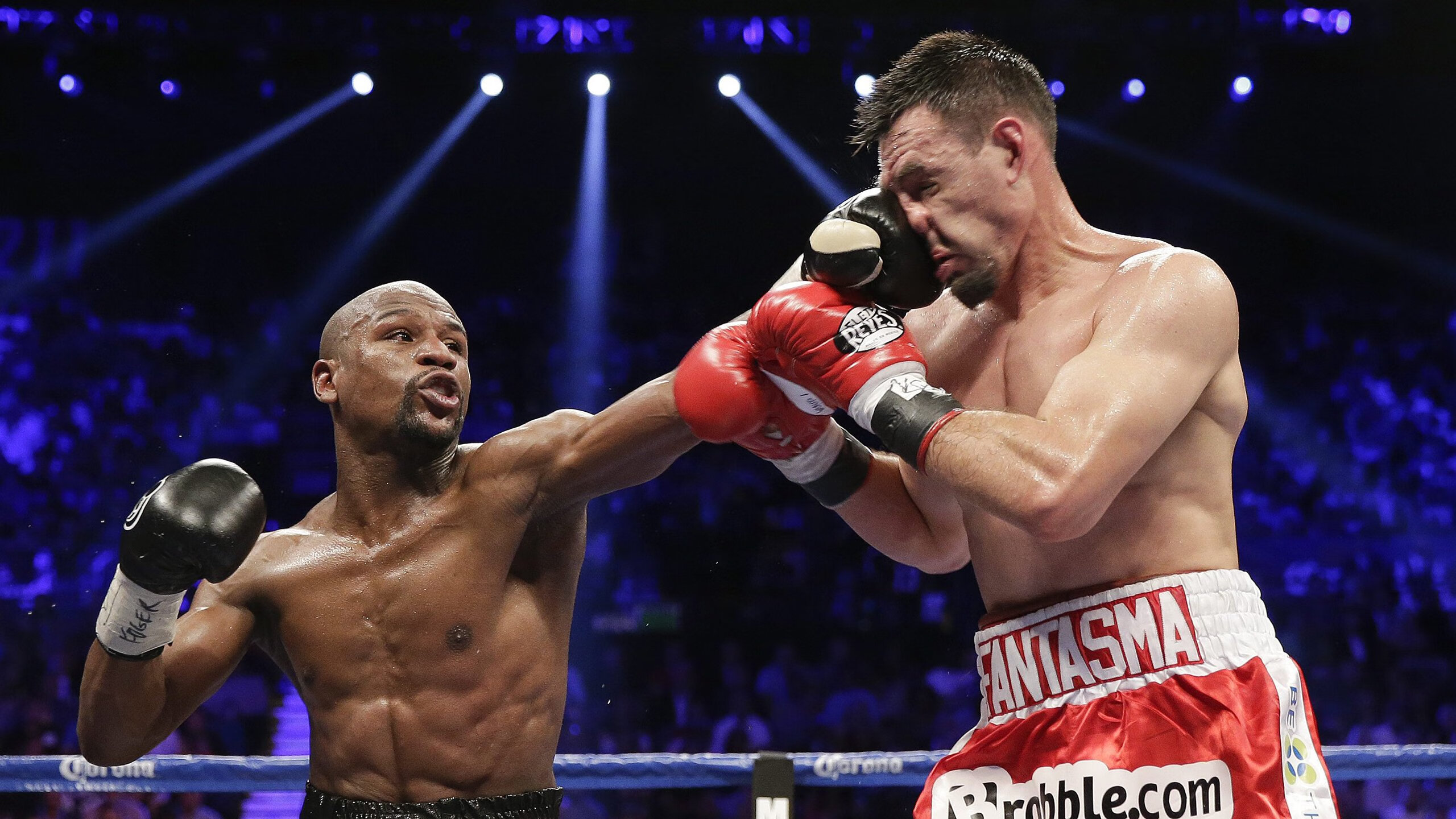 “壁球高手对决：在高新区全民健身馆，你看到的不仅仅是技巧，更是心跳！”