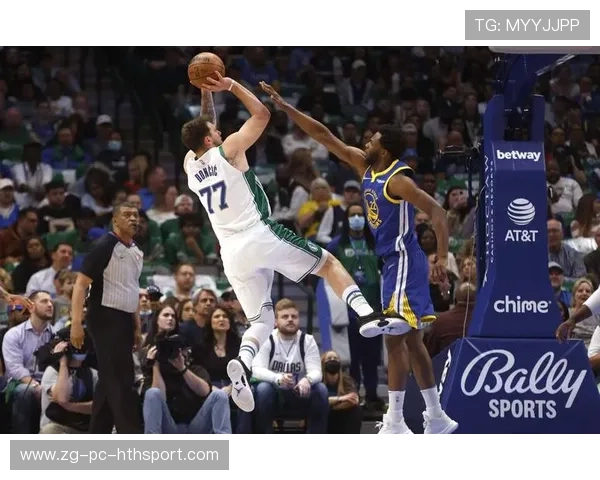 东契奇强势三分命中，独行侠稳握主动权