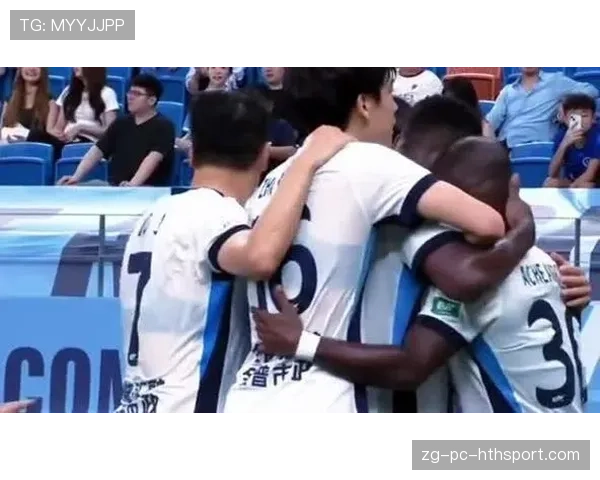 足球裁判吹罚争议点球，回放大屏一出，现场球迷齐整喊了一声“哇——”